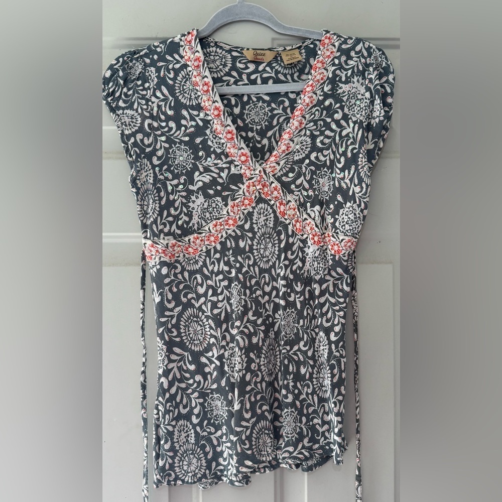Quizz Trends Women’s Floral V-Neck Women Top - Gray and White Sz M